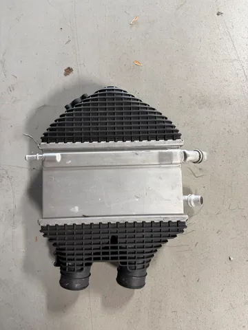 Top mount intercooler for S55